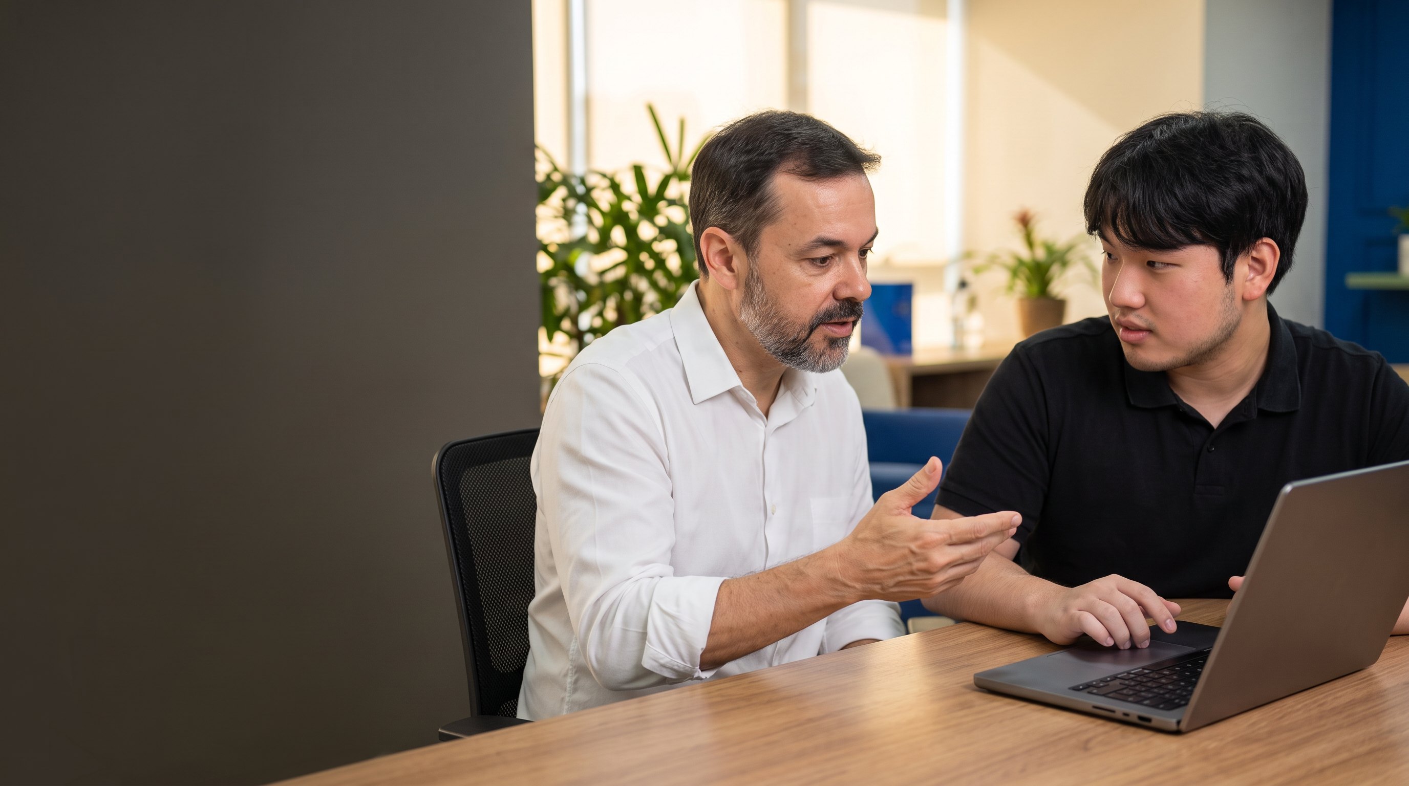 Robinson de Carvalho Holsbach e Lucas Eiji Miura, sócios da Hinfros, conversando em um escritório