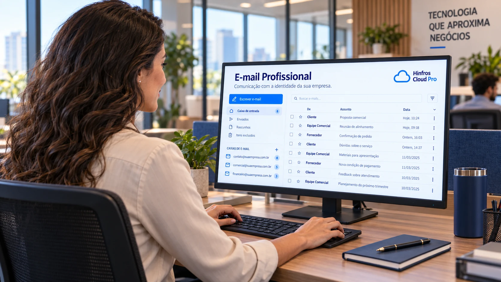 Cena ilustrativa: profissional usando o E-mail Profissional com caixas da empresa no monitor